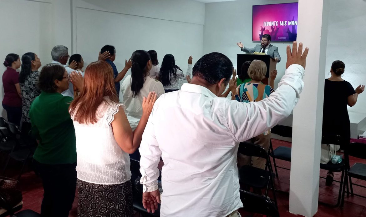 Culto General de Iglesia Unida México con la congregación en adoración