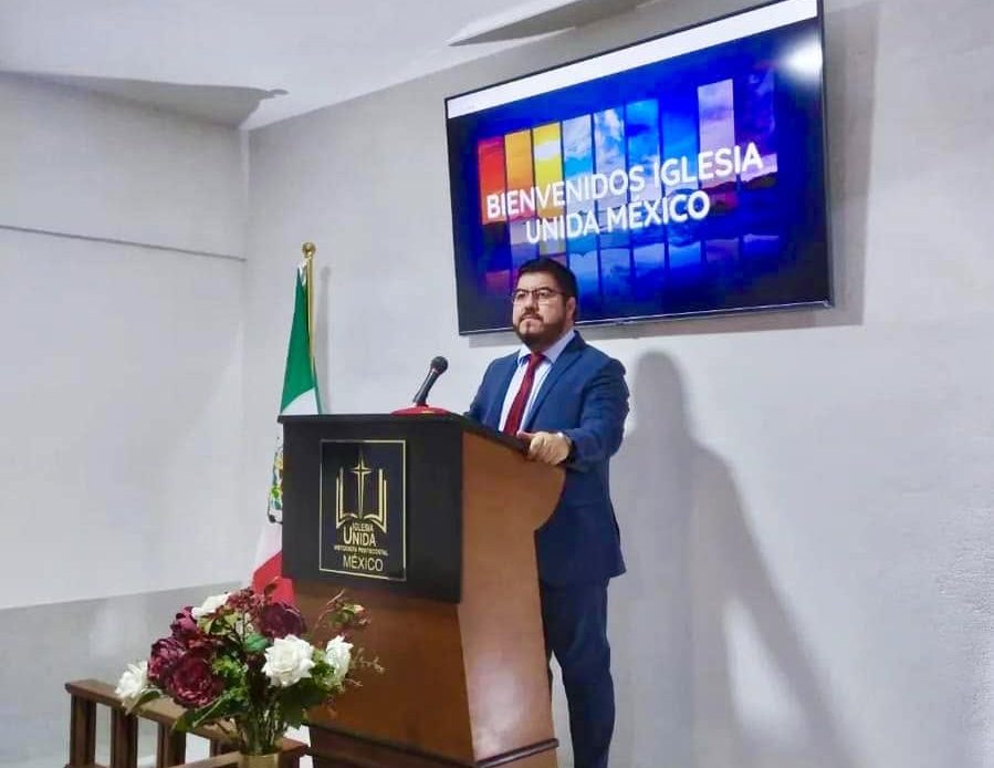 Pastor José Arredondo predicando en Iglesia Unida México
